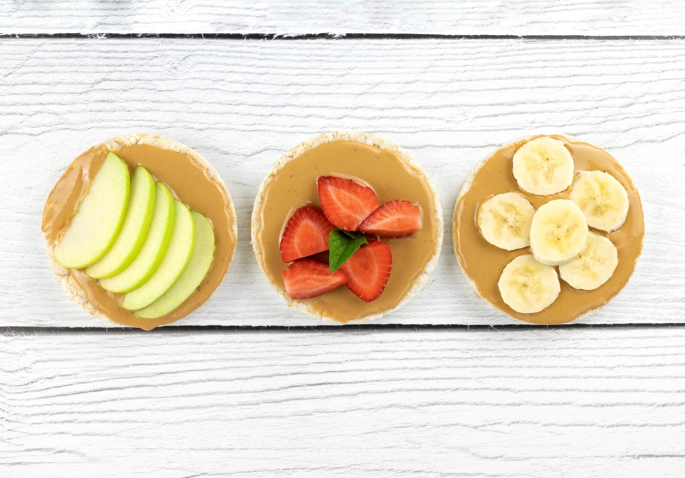 Rice cake snack with peanut butter and fruit for kids ©Ana_Malee