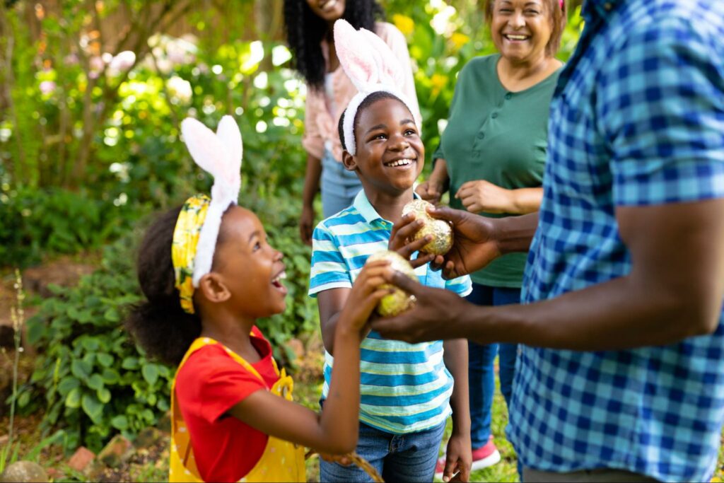 family going to an egg hunt
©wavebreakmedia