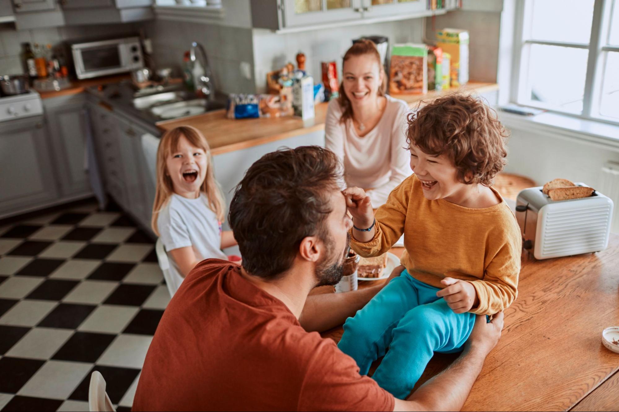 family sitting in the kitchen
©Geber86